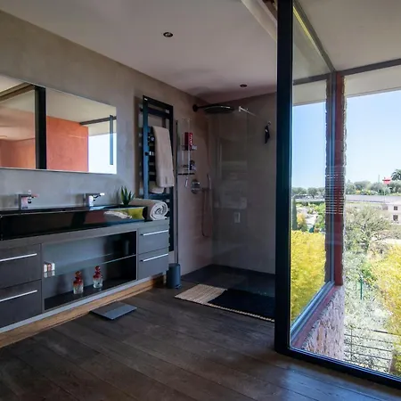 Contemporary With Views Of Cap D'antibes Feriehus