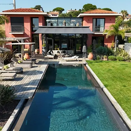 Contemporary With Views Of Cap D'antibes Nyaraló
